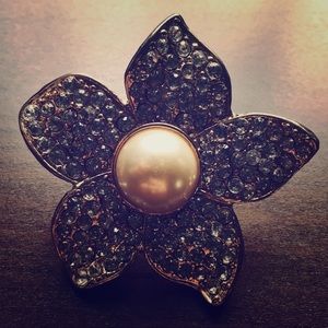 💋NWOT Glam Gold Rhinestone and Pearl Ring